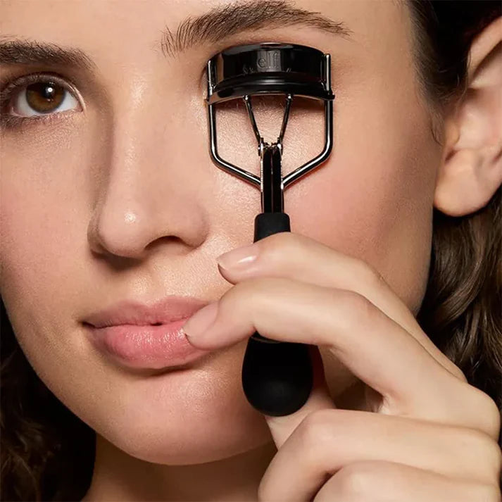 Zentheca – Manual Eyelash Curler being used by a woman for beautiful, long-lasting lash curls.