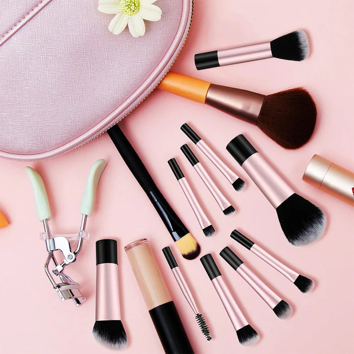 Zentheca – Professional Makeup Brush Set with various brushes on a pink background and a matching makeup bag.
